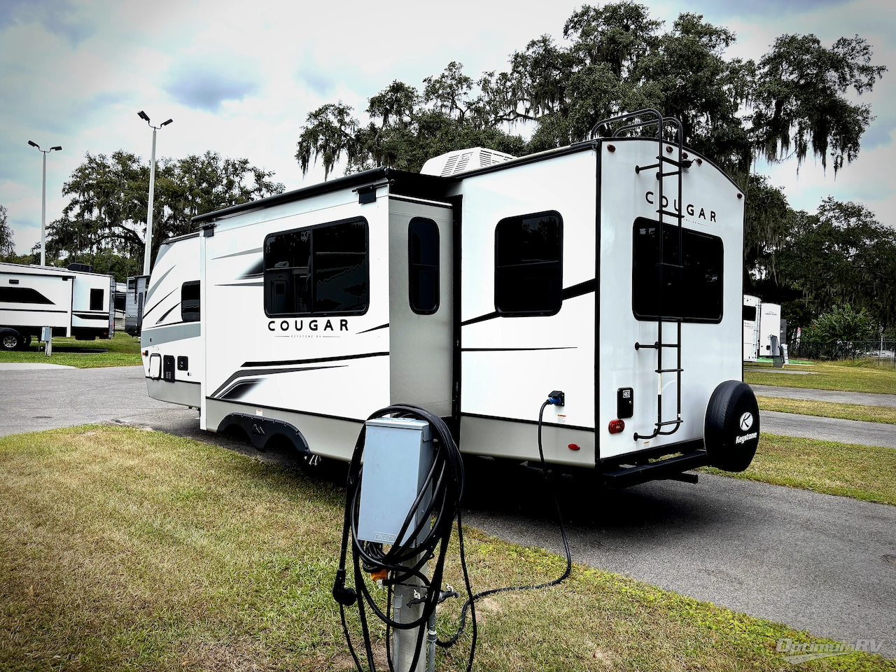 2023 Keystone Cougar Half-Ton 25RDS Photo 3