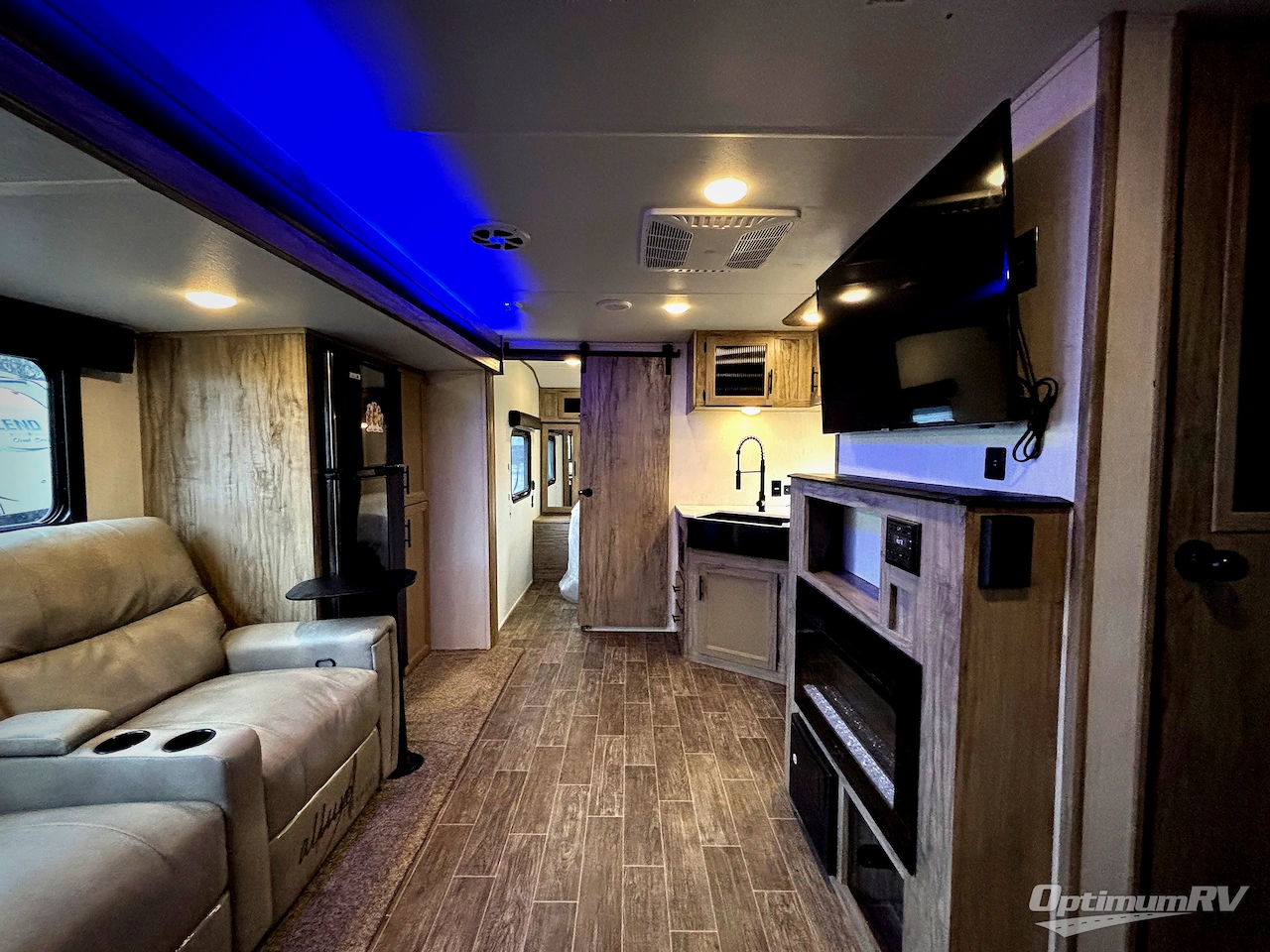 2021 Forest River Cherokee Alpha Wolf 22SWL Photo 5