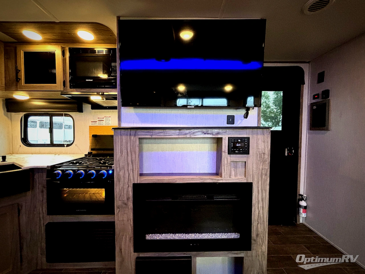 2021 Forest River Cherokee Alpha Wolf 22SWL Photo 6