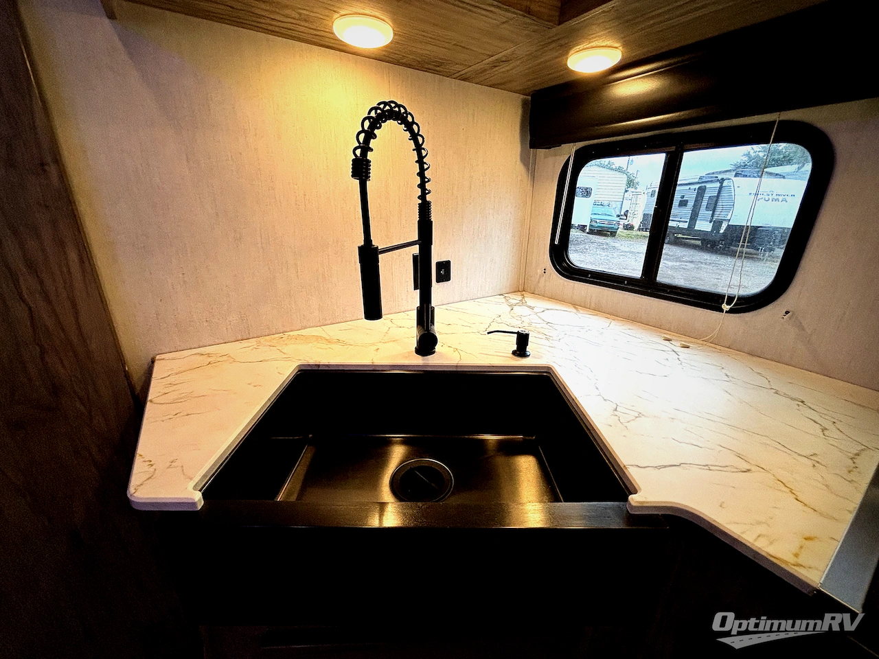 2021 Forest River Cherokee Alpha Wolf 22SWL Photo 8