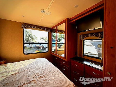 2016 Fleetwood Flair 31B RV Photo 4