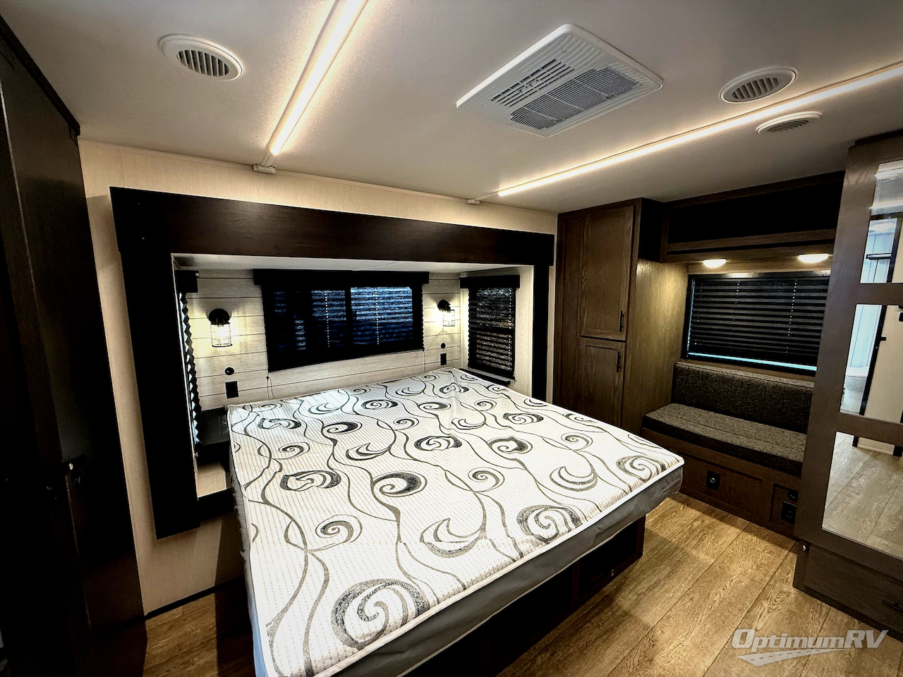 2025 Forest River Cherokee Arctic Wolf Suite 3850SUITE Photo 17