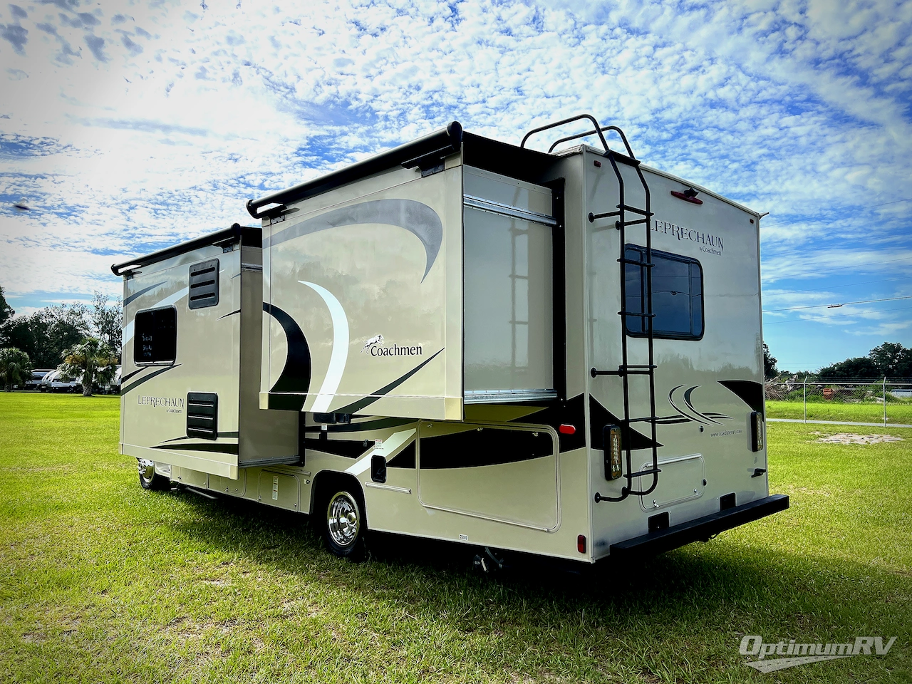 2022 Coachmen Leprechaun Premier 260DS Chevy 4500 Photo 2