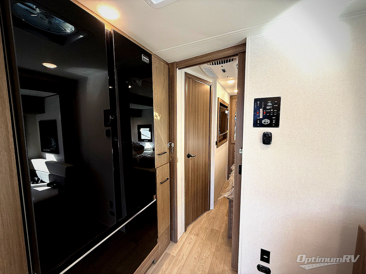 2025 East To West Bravado 33DS Photo 12