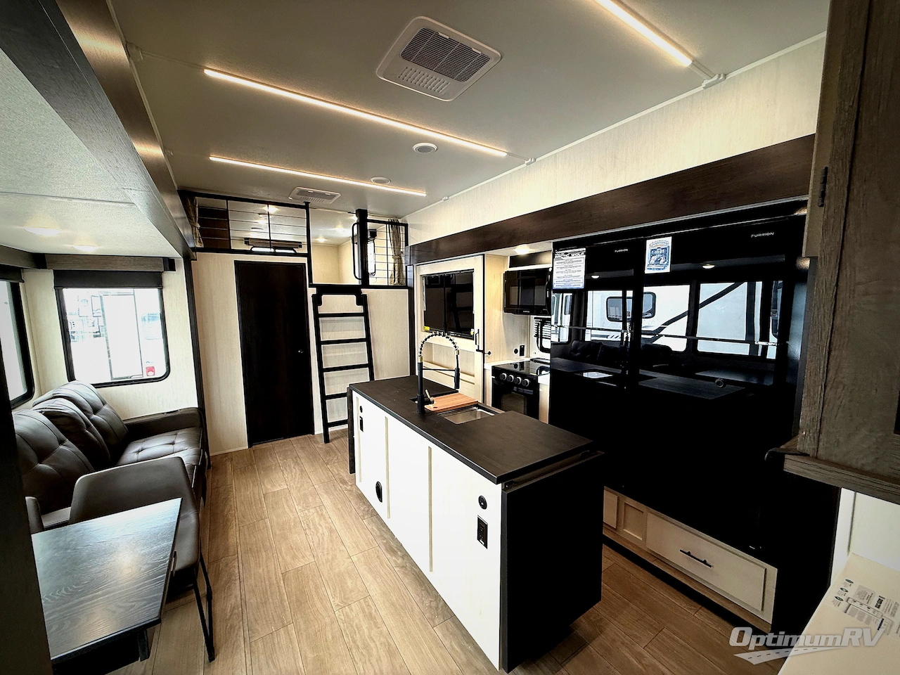 2026 Forest River Cherokee Arctic Wolf 38DST Photo 4