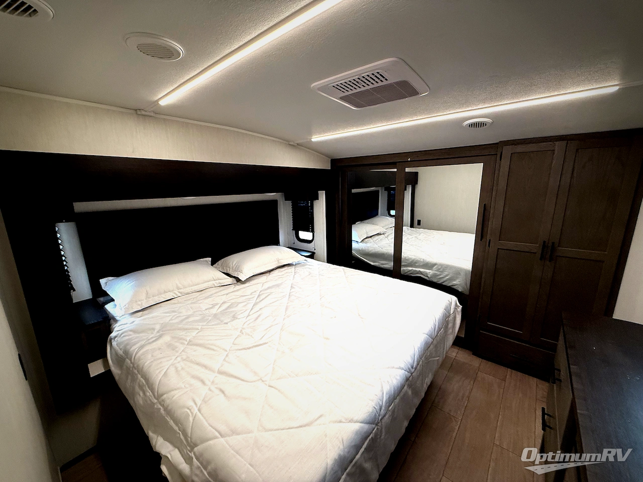 2026 Forest River Cherokee Arctic Wolf 38DST Photo 21