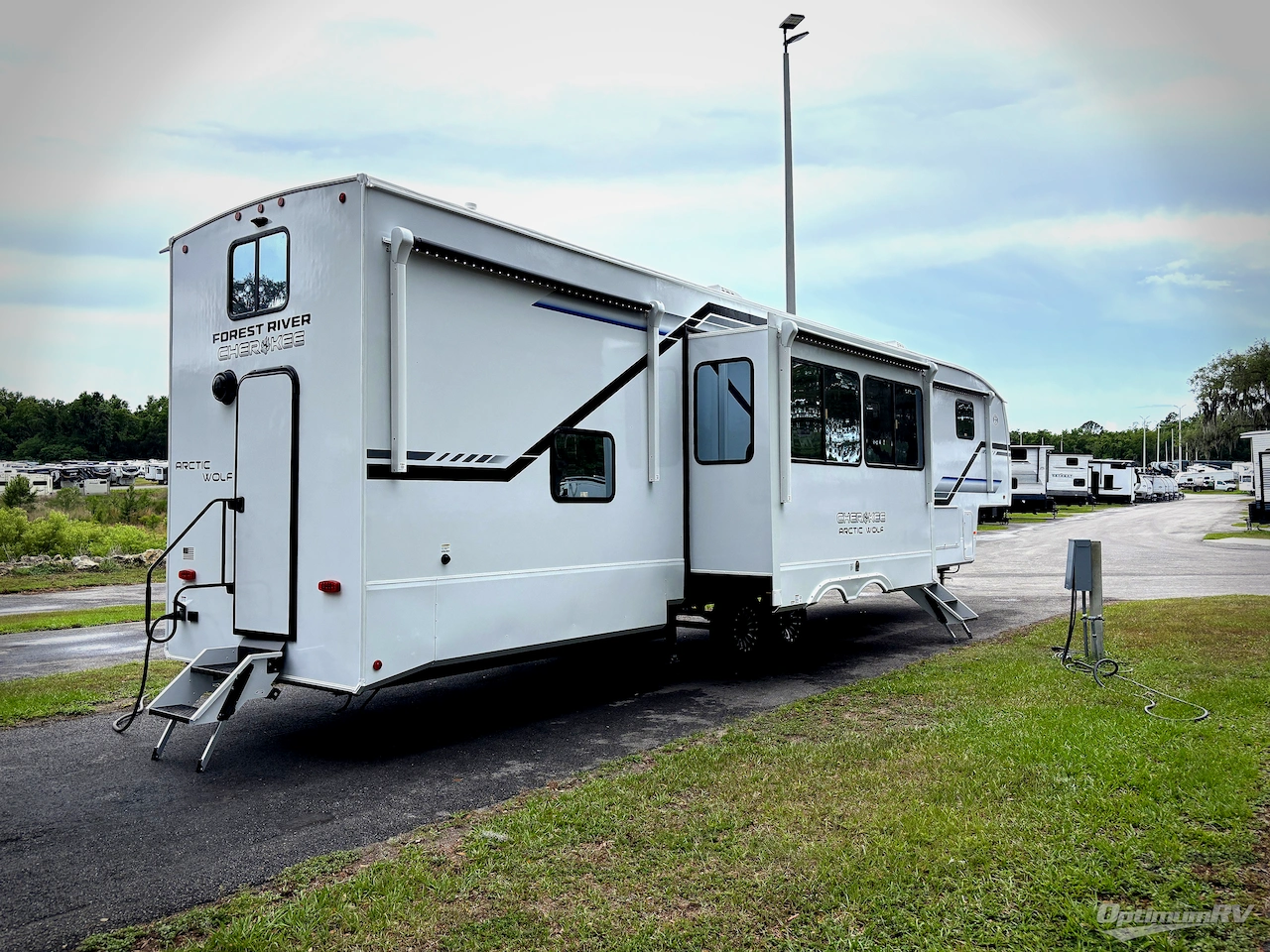 2026 Forest River Cherokee Arctic Wolf 38DST Photo 2
