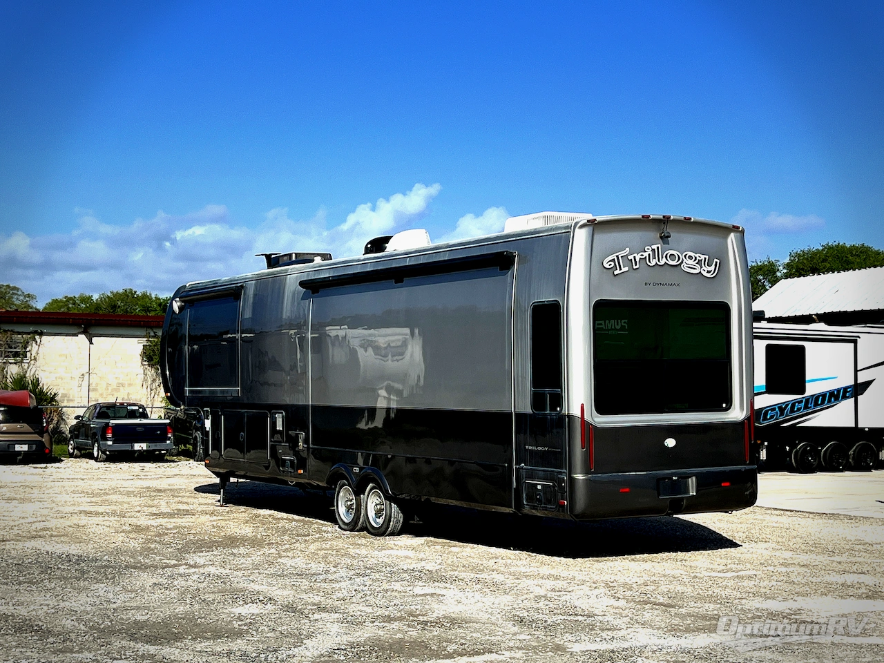 2013 Dynamax Trilogy 3800RL Photo 3