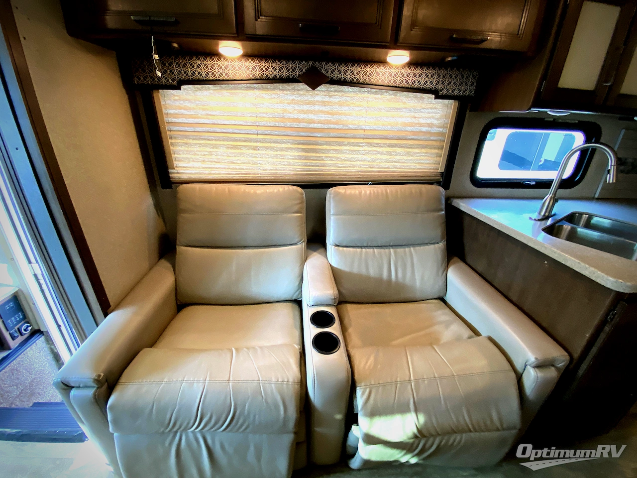 2021 Thor Hurricane 34R Photo 4