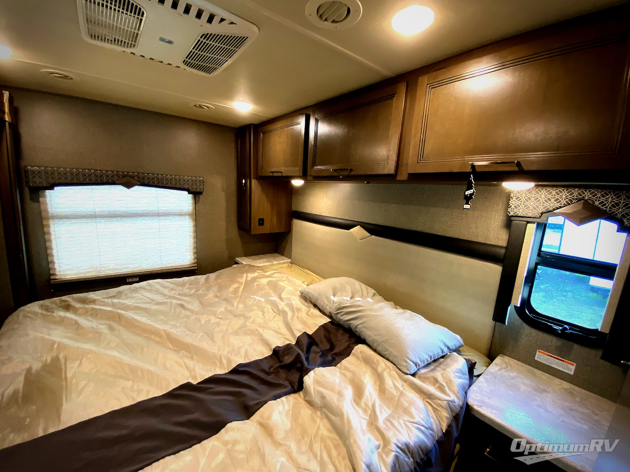 2021 Thor Hurricane 34R Photo 11