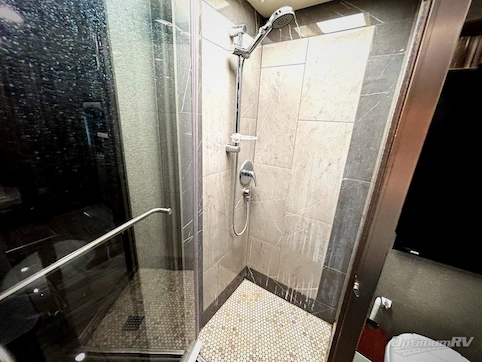 2019 Fleetwood Discovery LXE 40G RV Photo 3