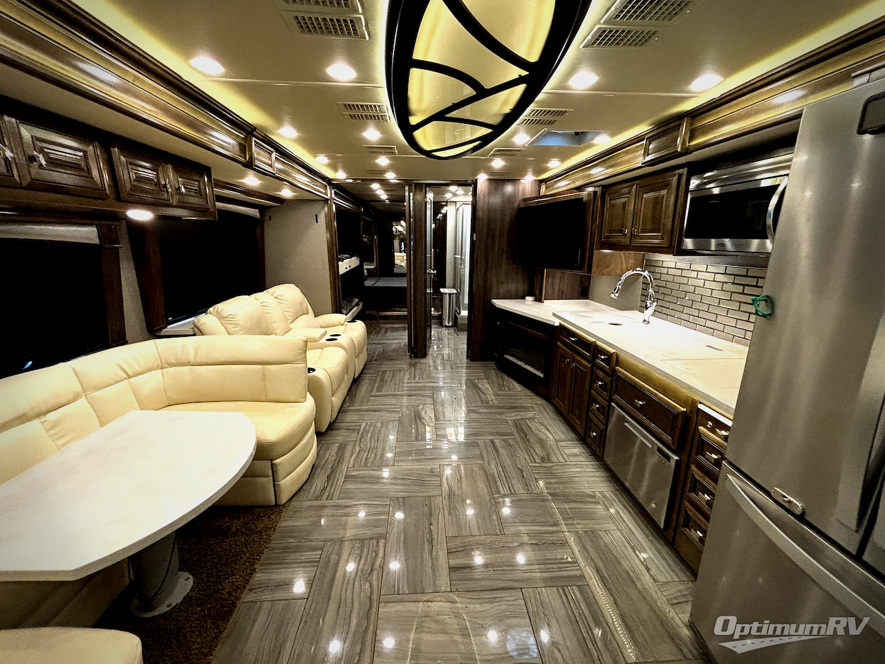 2019 Fleetwood Discovery LXE 40G Photo 4