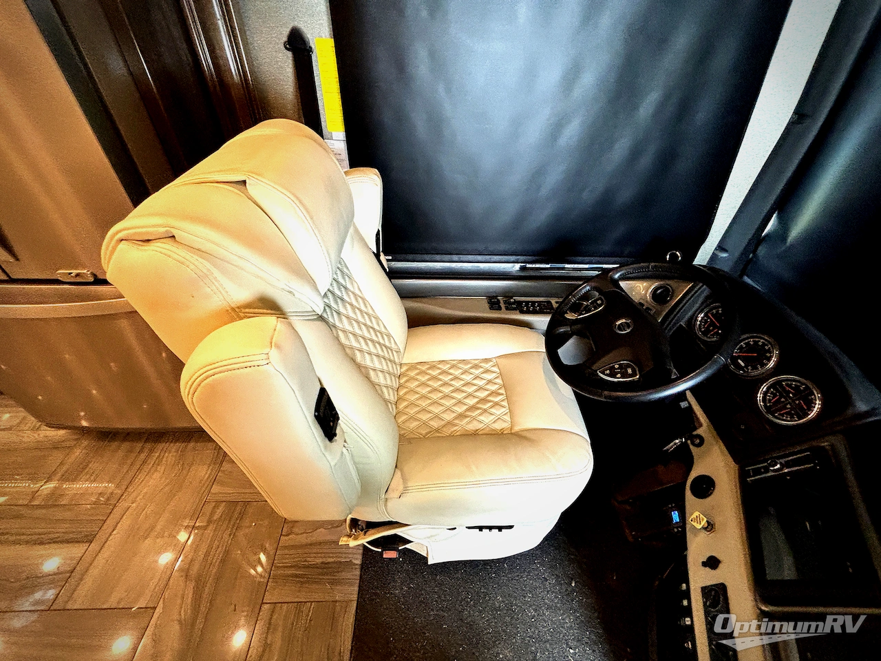 2019 Fleetwood Discovery LXE 40G Photo 7