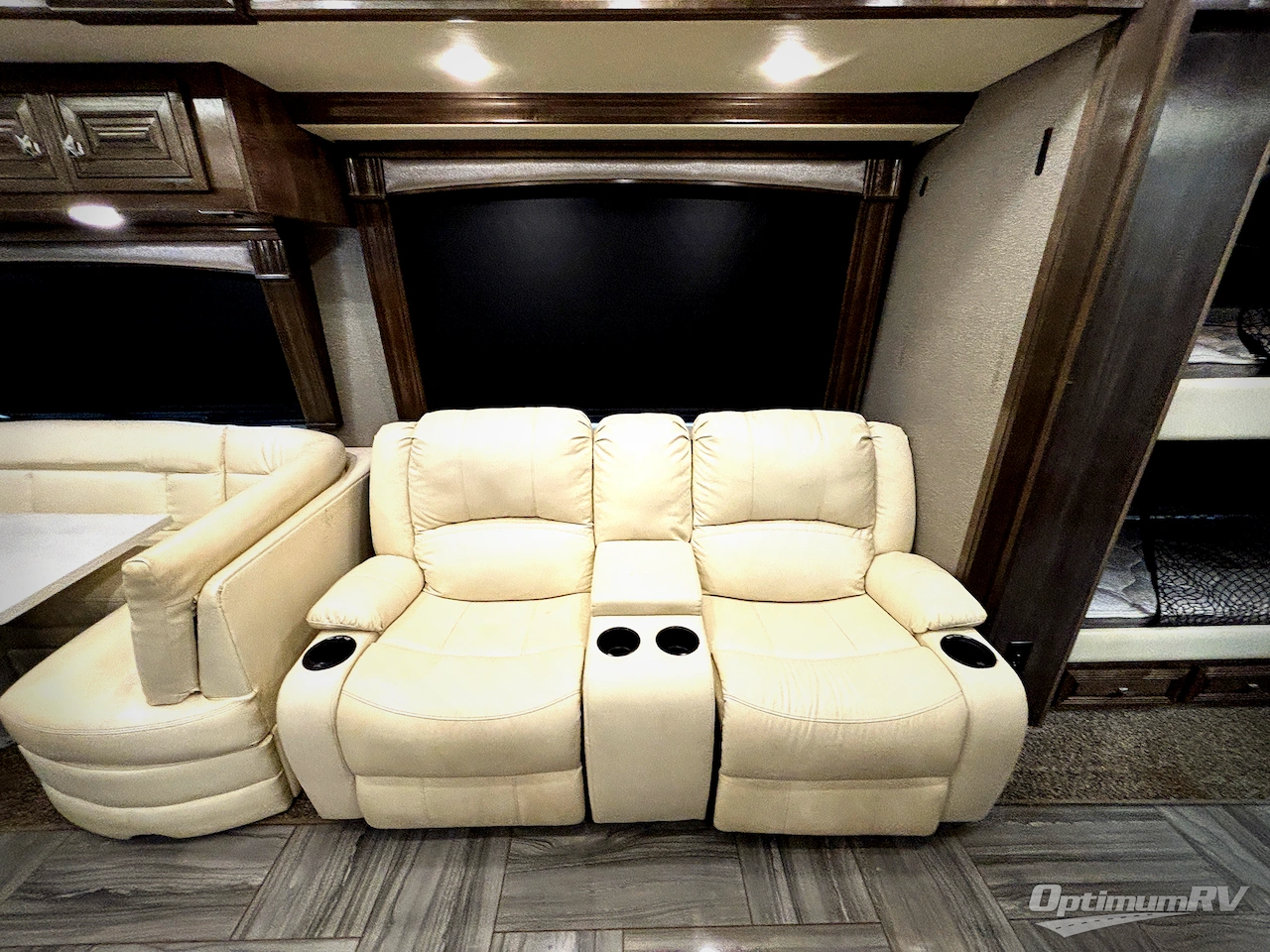 2019 Fleetwood Discovery LXE 40G Photo 14