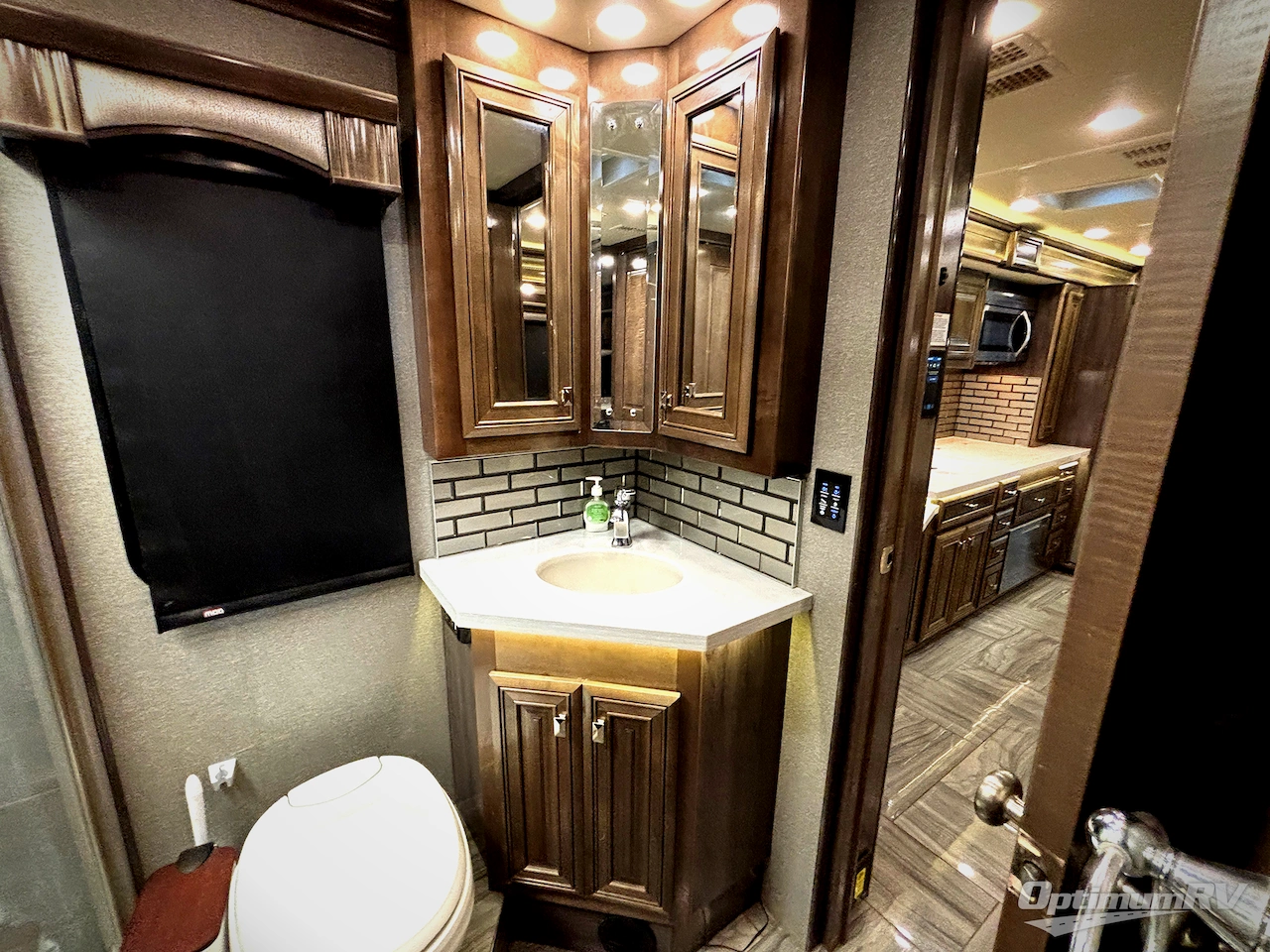 2019 Fleetwood Discovery LXE 40G Photo 16