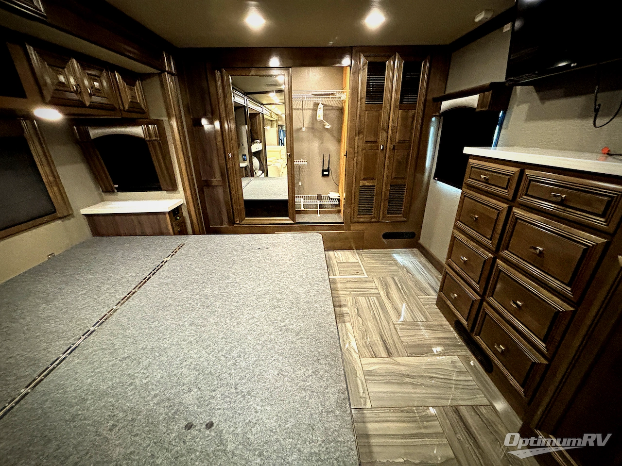 2019 Fleetwood Discovery LXE 40G Photo 23