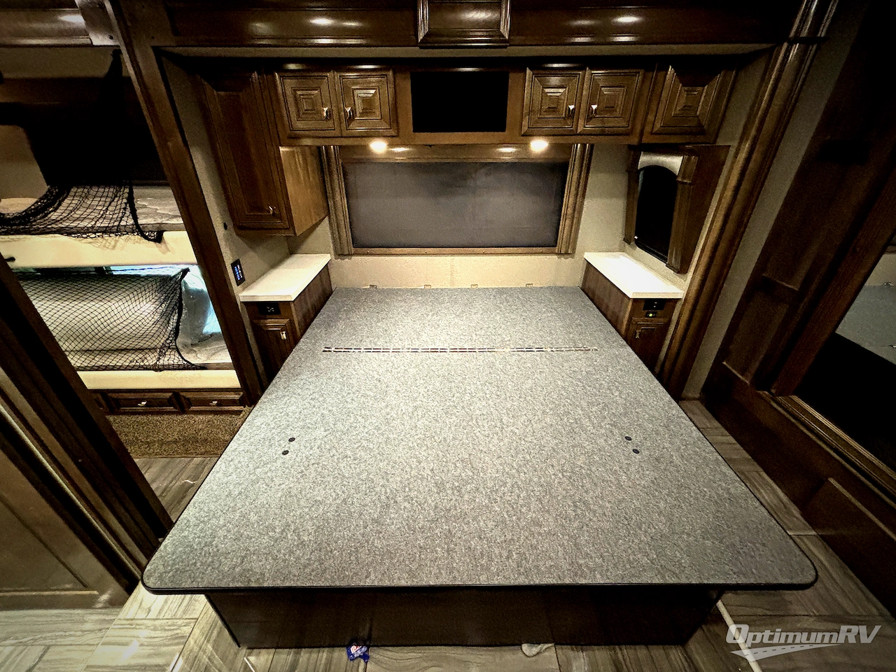 2019 Fleetwood Discovery LXE 40G Photo 24