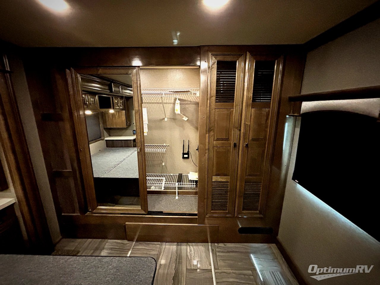 2019 Fleetwood Discovery LXE 40G Photo 26