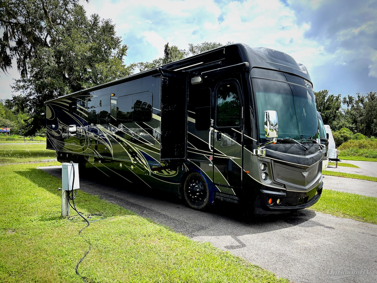 2019 Fleetwood Discovery LXE 40G Photo 1