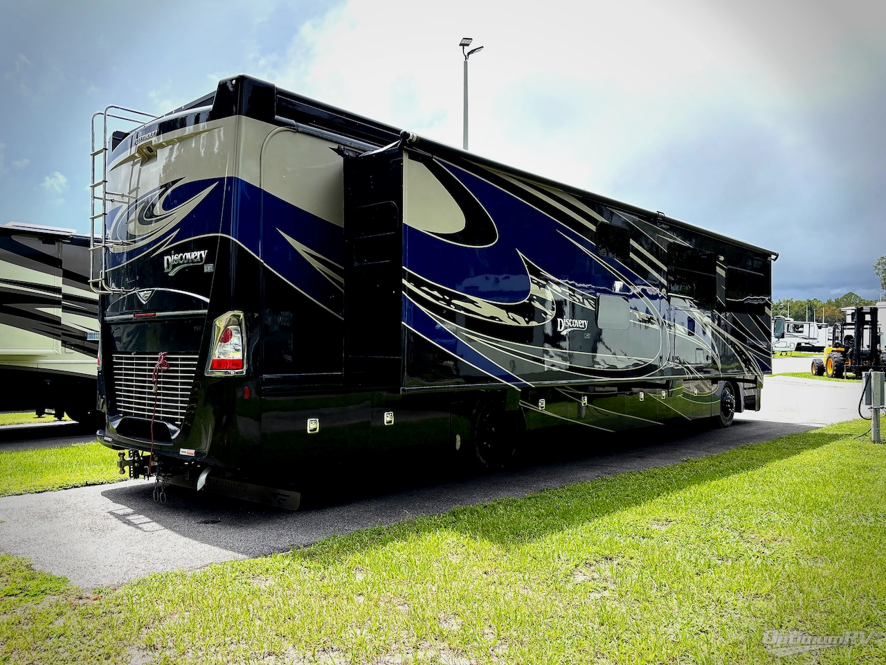 2019 Fleetwood Discovery LXE 40G Photo 2