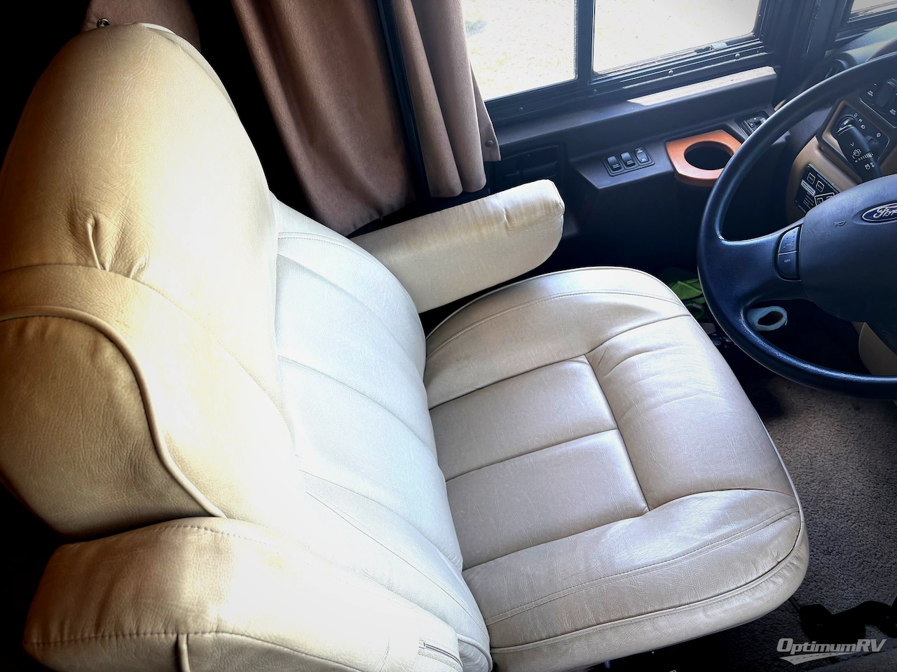 2012 Winnebago Adventurer 37F Photo 6
