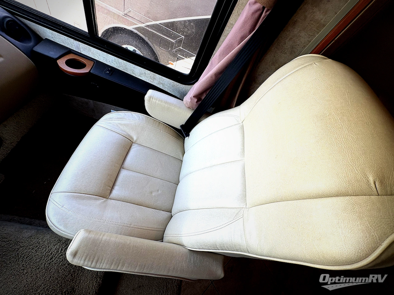 2012 Winnebago Adventurer 37F Photo 7
