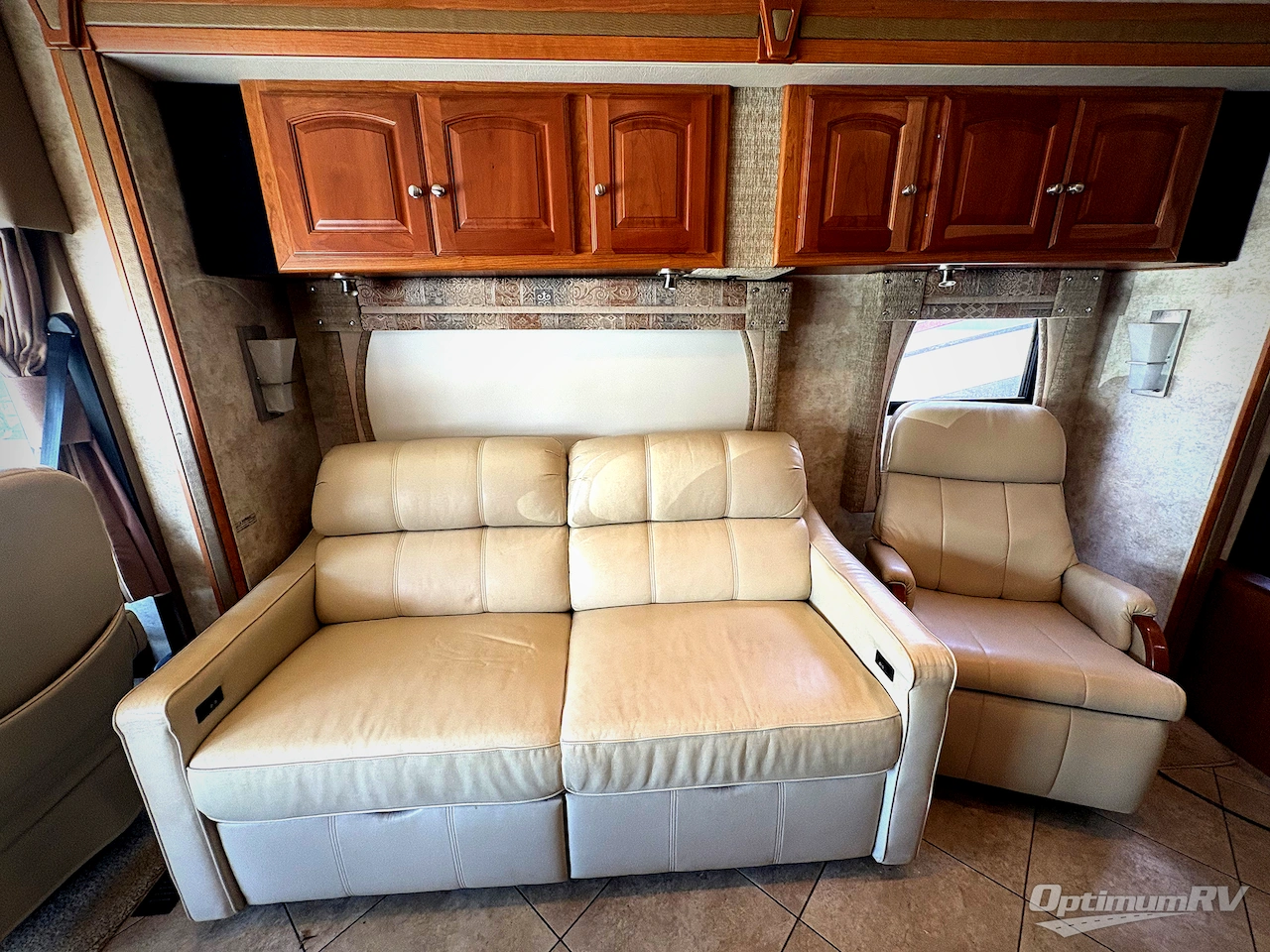 2012 Winnebago Adventurer 37F Photo 10