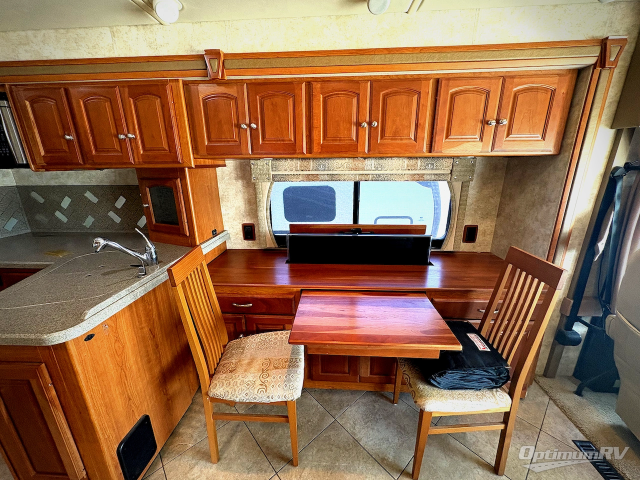 2012 Winnebago Adventurer 37F Photo 11