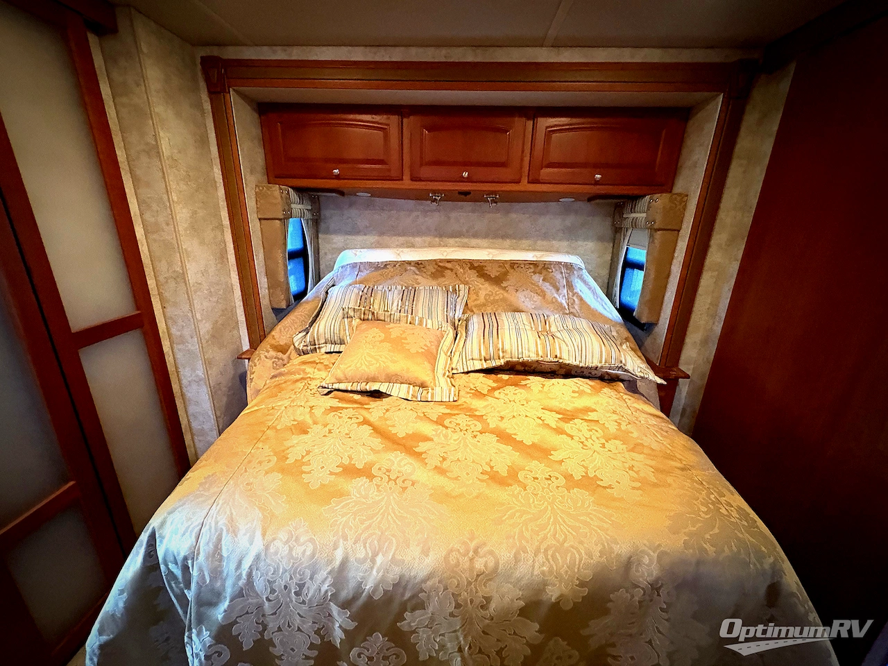 2012 Winnebago Adventurer 37F Photo 16