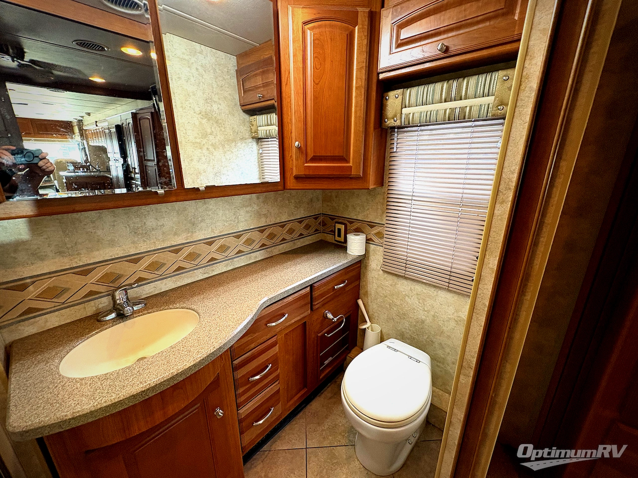 2012 Winnebago Adventurer 37F Photo 19