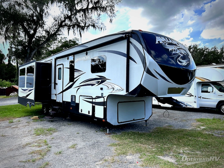 2016 Keystone Avalanche 331RE RV Photo 1
