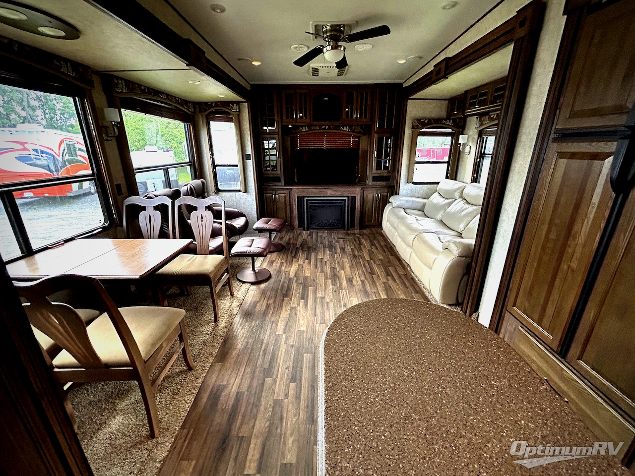 2016 Keystone Avalanche 331RE Photo 4