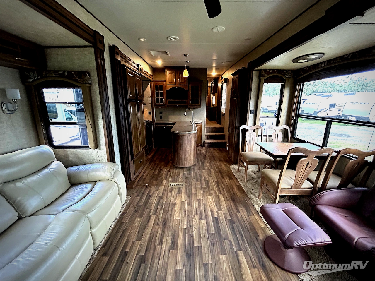 2016 Keystone Avalanche 331RE Photo 5