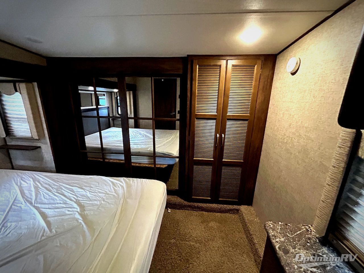 2016 Keystone Avalanche 331RE Photo 10