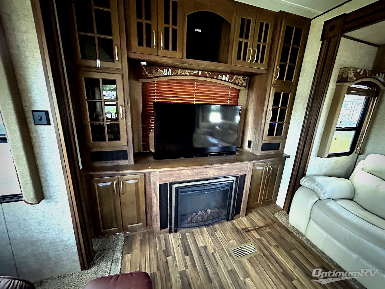 2016 Keystone Avalanche 331RE Photo 18