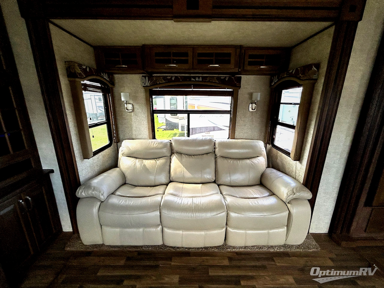 2016 Keystone Avalanche 331RE Photo 17