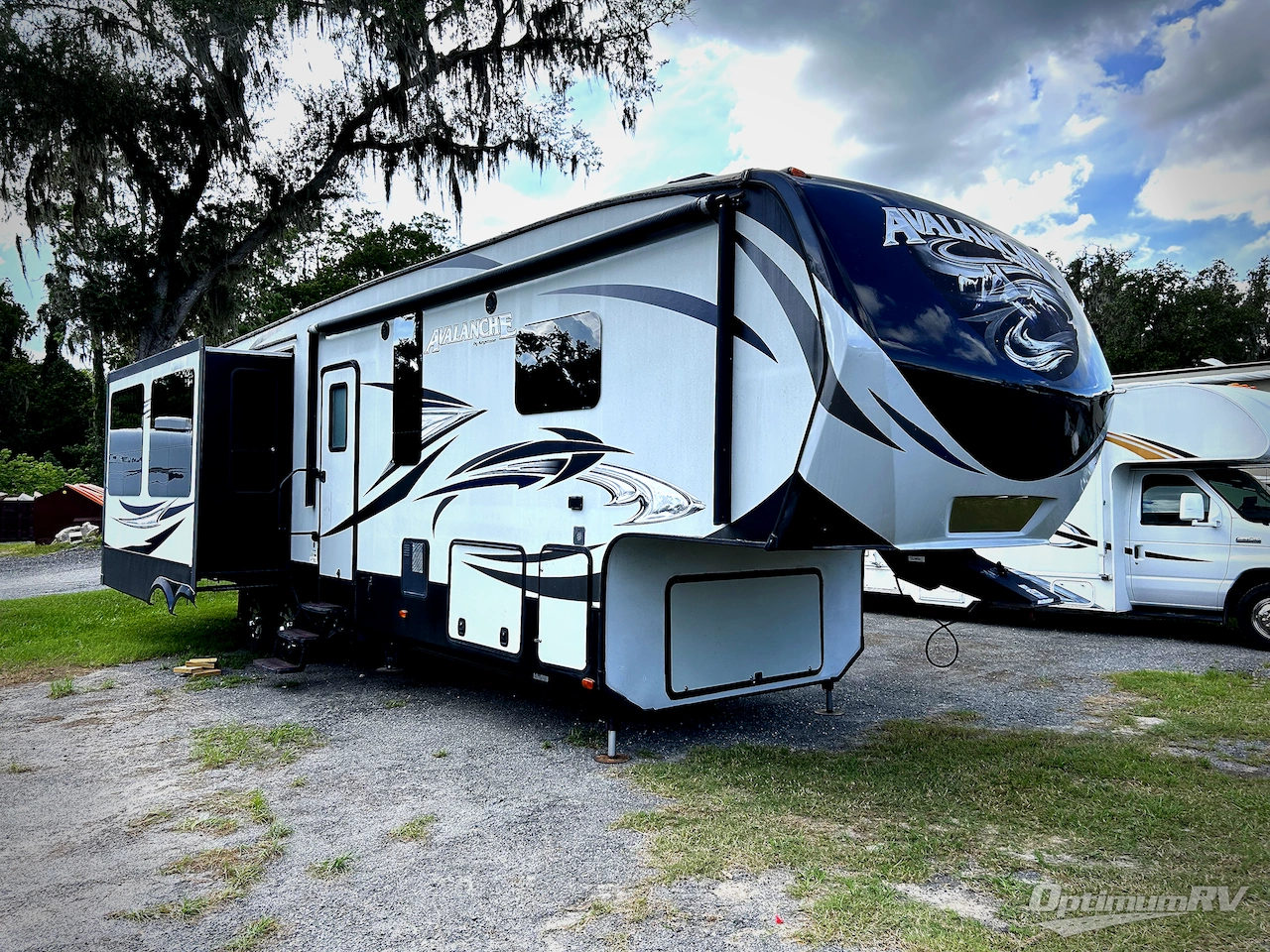 2016 Keystone Avalanche 331RE Photo 1