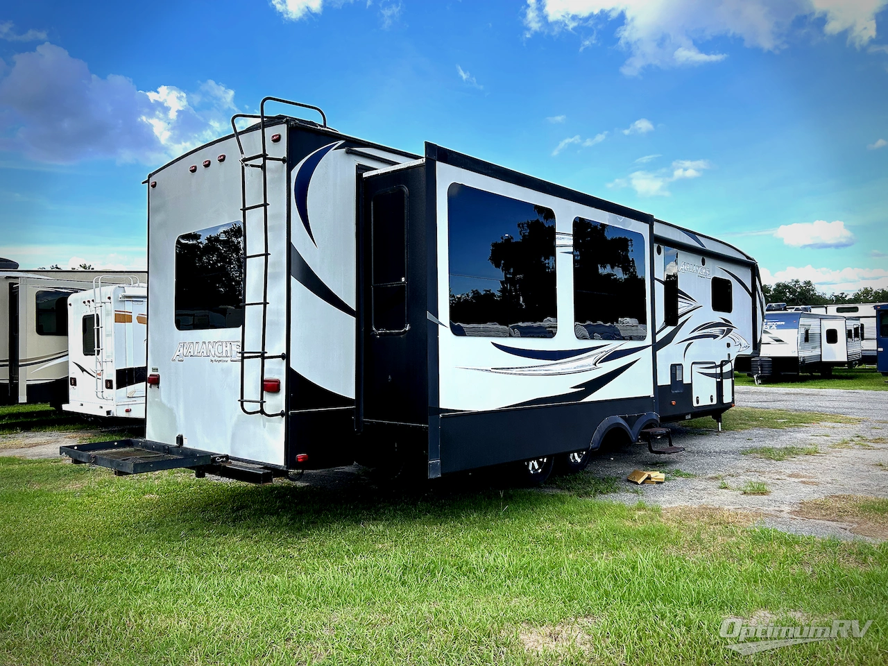 2016 Keystone Avalanche 331RE Photo 2