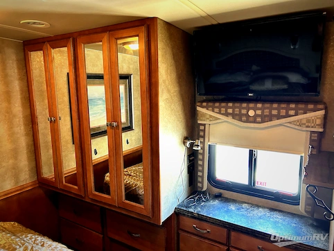 2013 Winnebago Sightseer 30A RV Photo 3