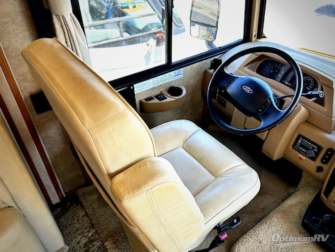 2013 Winnebago Sightseer 30A RV Photo 4