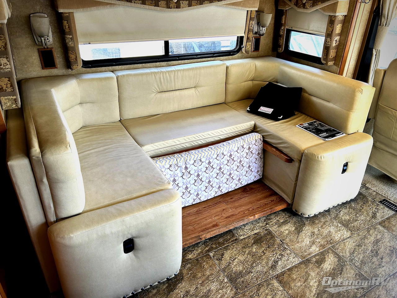 2013 Winnebago Sightseer 30A Photo 7