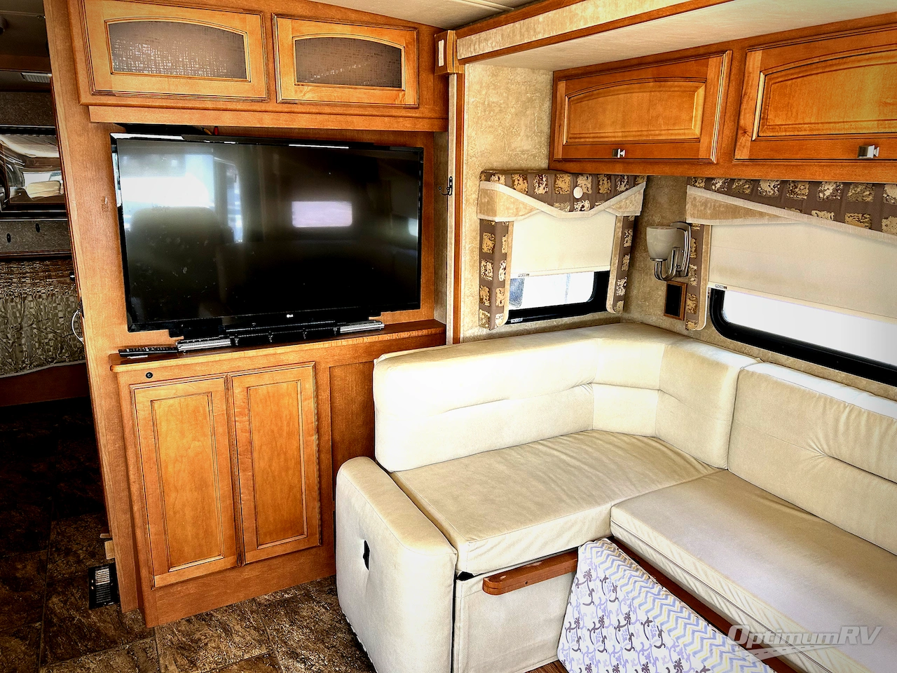 2013 Winnebago Sightseer 30A Photo 9