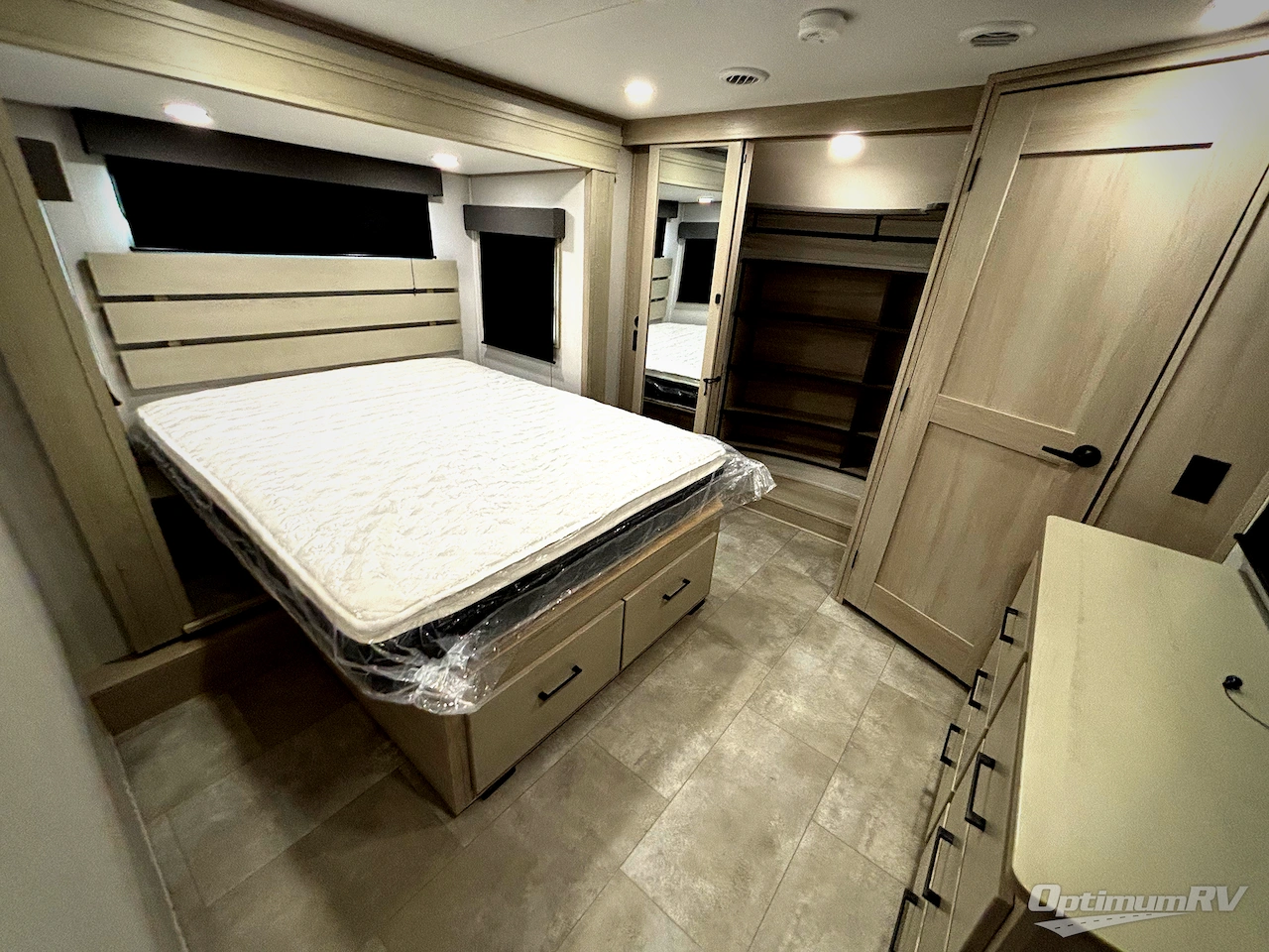 2025 Grand Design Solitude 391DL Photo 7