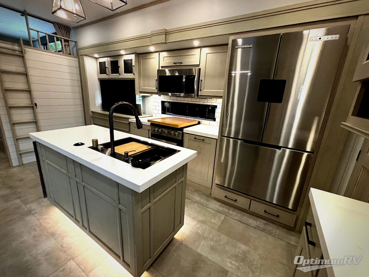 2025 Grand Design Solitude 391DL Photo 15