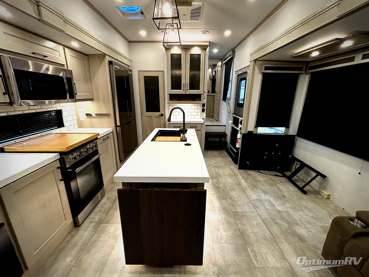 2025 Grand Design Solitude 391DL Photo 4