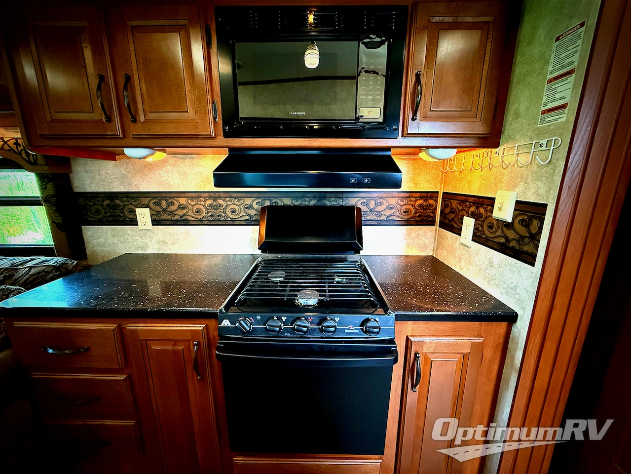 2013 Keystone Montana High Country 318RE Photo 8