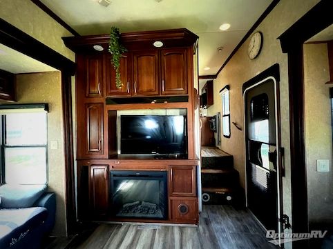 2015 Palomino Columbus F340RK RV Photo 2