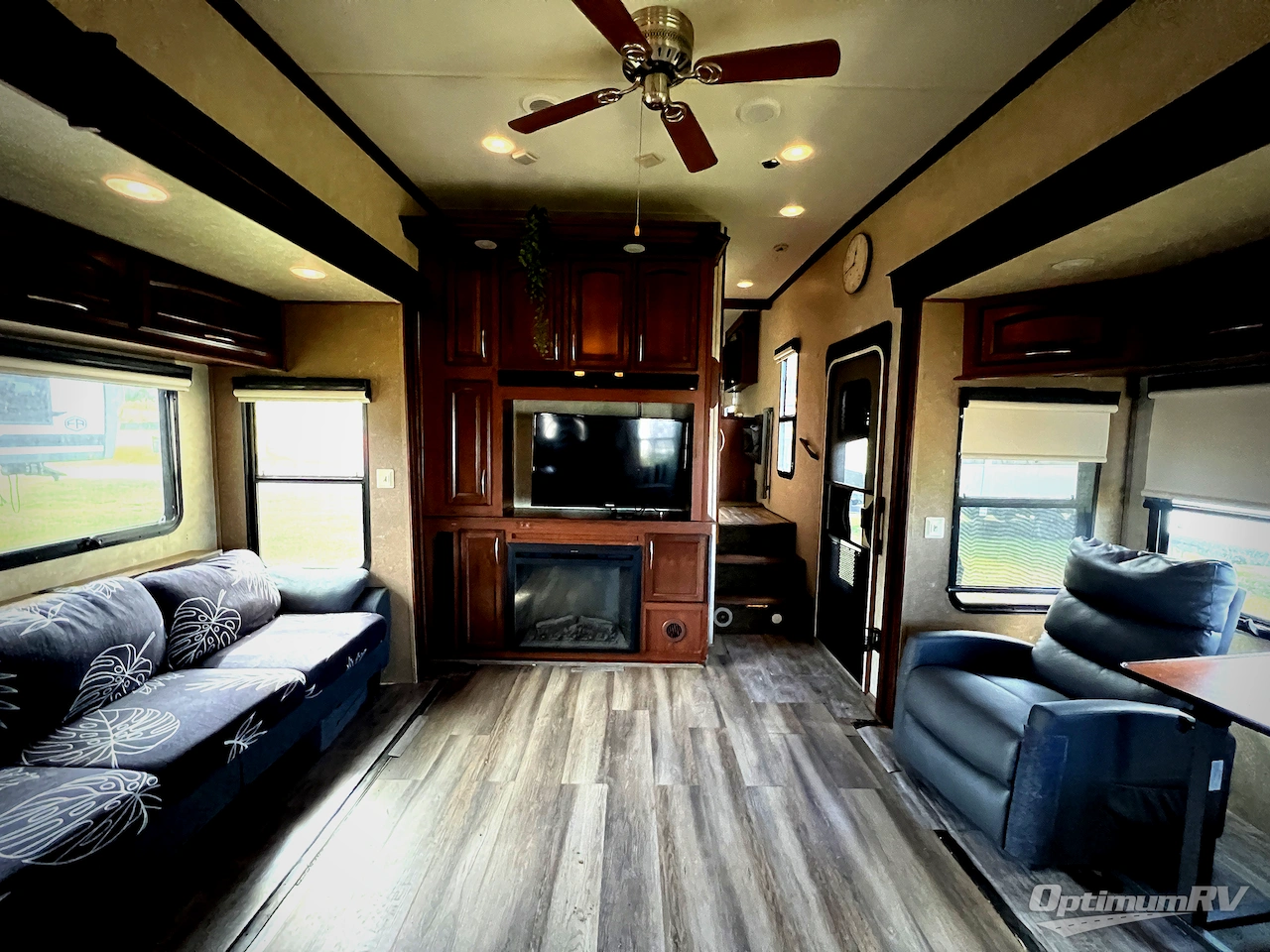 2015 Palomino Columbus F340RK Photo 21