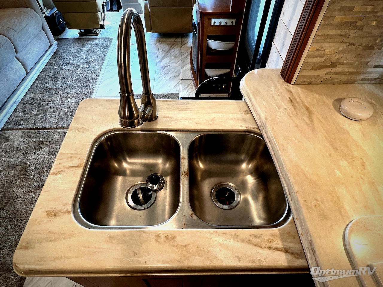 2017 Winnebago Forza 34T Photo 16