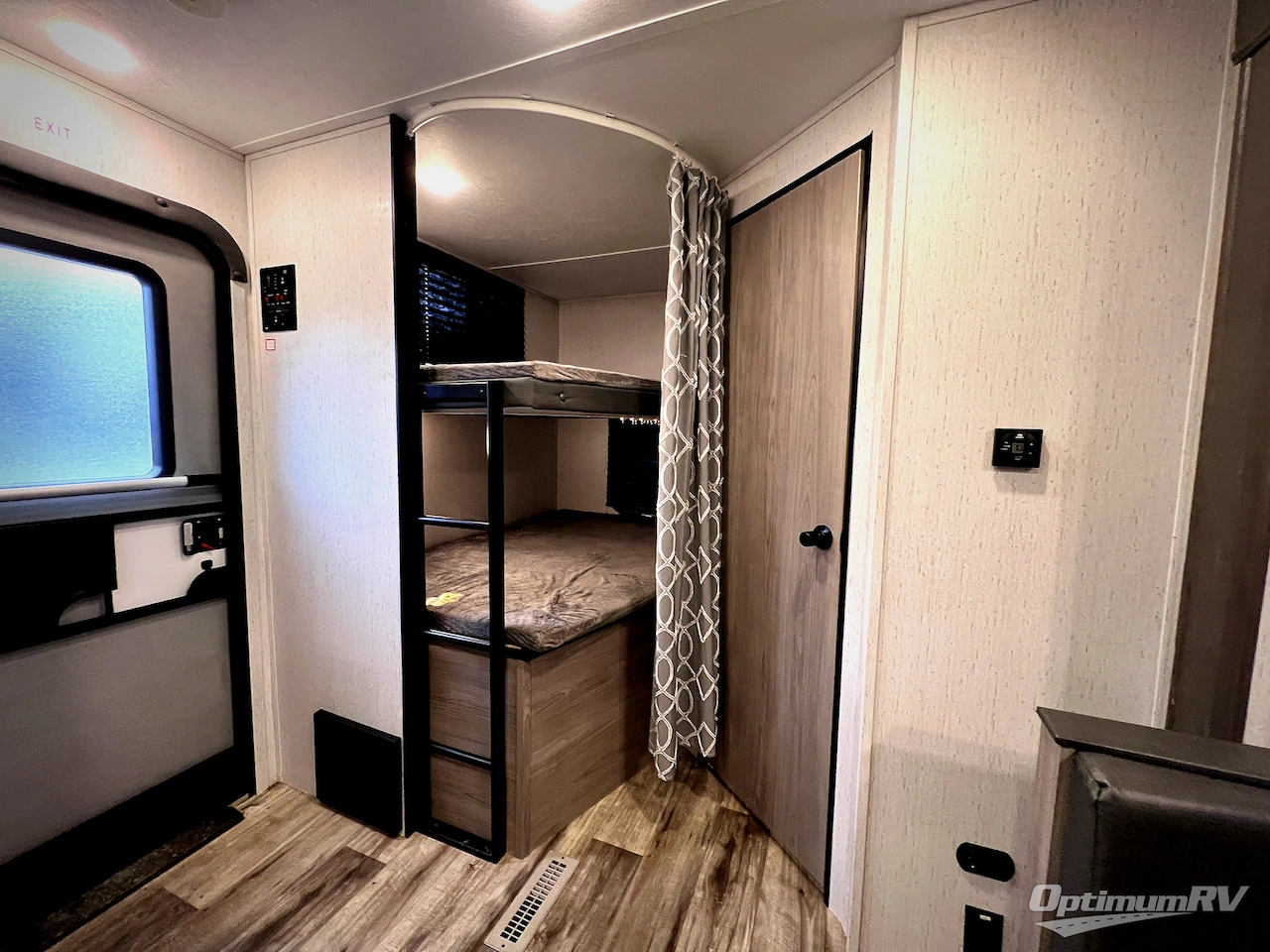 2022 Dutchmen Coleman Lantern Series 242BH Photo 8